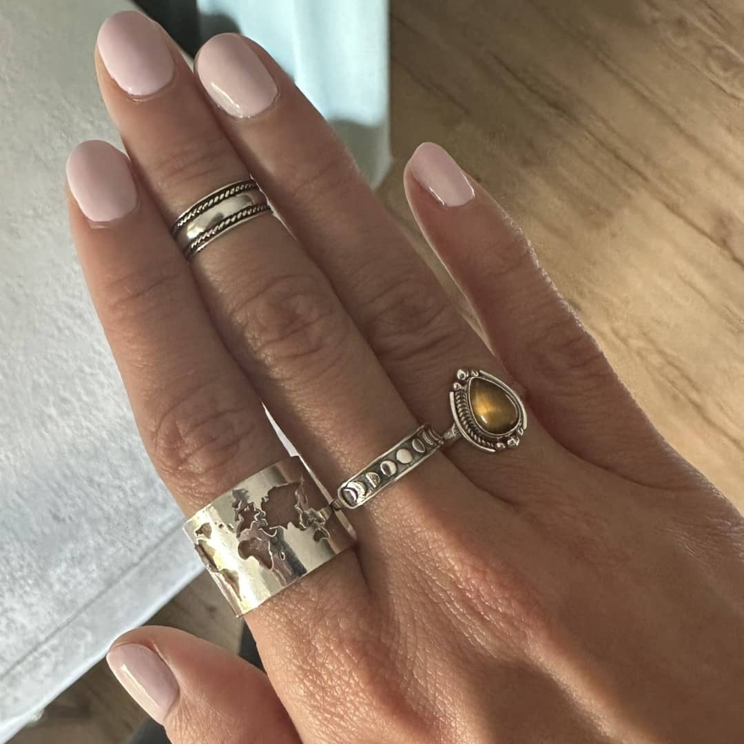 Breiter Silberring mit Weltkarte Ringe KOOMPLIMENTS