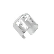 Breiter Silberring mit Weltkarte Ringe KOOMPLIMENTS