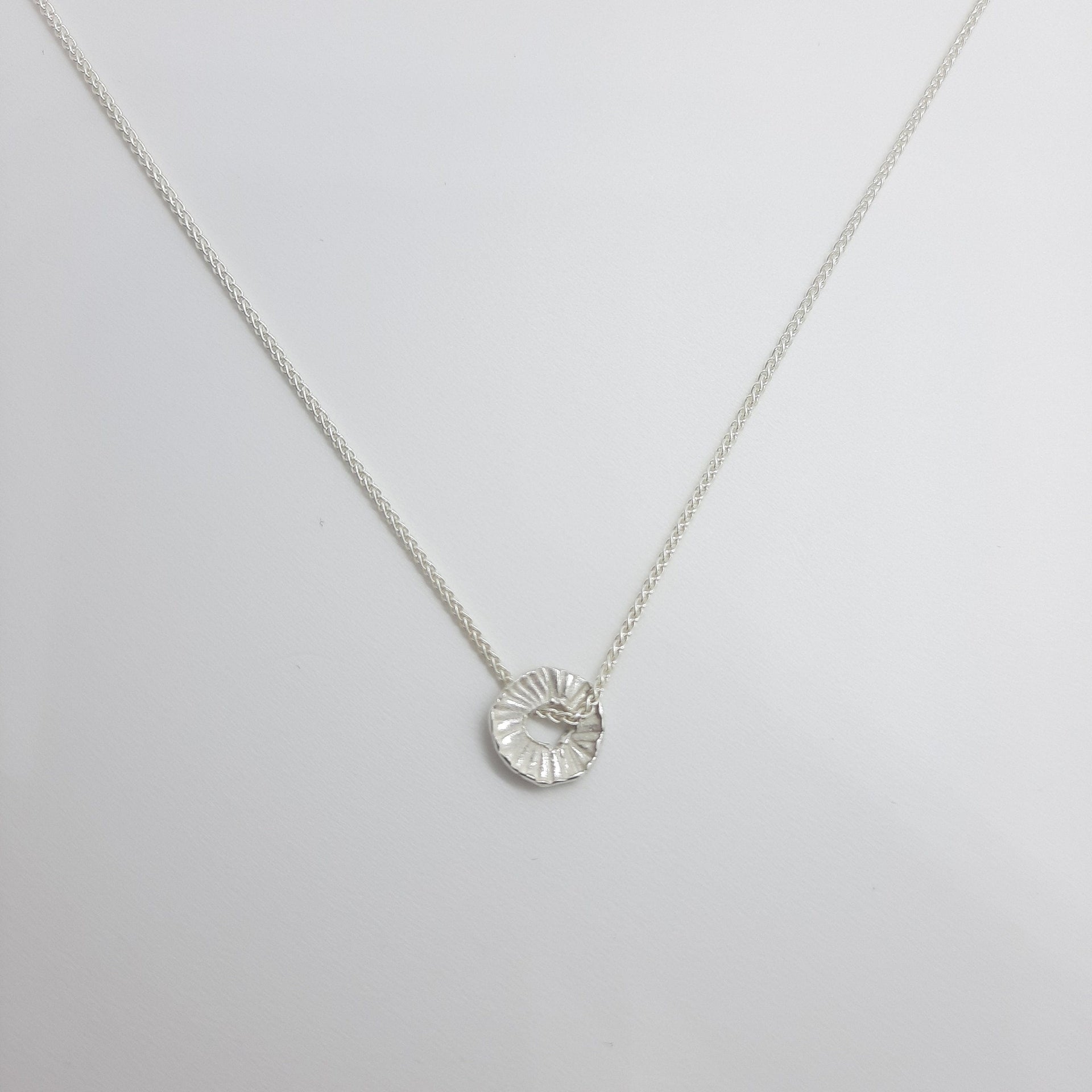 Feine minimalistische silberne Kreishalskette - Sillage Halsketten KOOMPLIMENTS