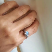 Feiner Silberring mit Regenbogen Mondstein - Jaipur Ringe KOOMPLIMENTS