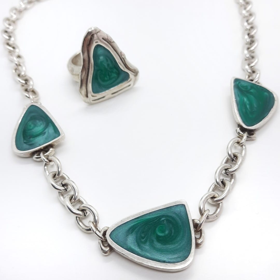 Gliederkette mit grünem Dreiecke - ZYKLON Halsketten KOOMPLIMENTS