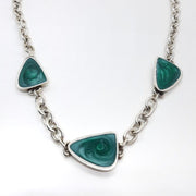 Gliederkette mit grünem Dreiecke - ZYKLON Halsketten KOOMPLIMENTS