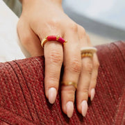 Goldring mit Spikes und Faden - FARO Ringe KOOMPLIMENTS