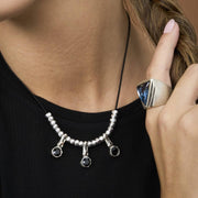 Halskette mit Silber-Perlen und schwarze Kristalle - ANUBIS Halsketten KOOMPLIMENTS