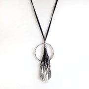 Lange Wildleder Halskette mit Ring und Feder - Plumas Halsketten KOOMPLIMENTS