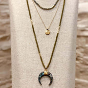 Mehrreihige Halskette mit schwarzen Glasperlen und Horn - MARACAY Halsketten KOOMPLIMENTS