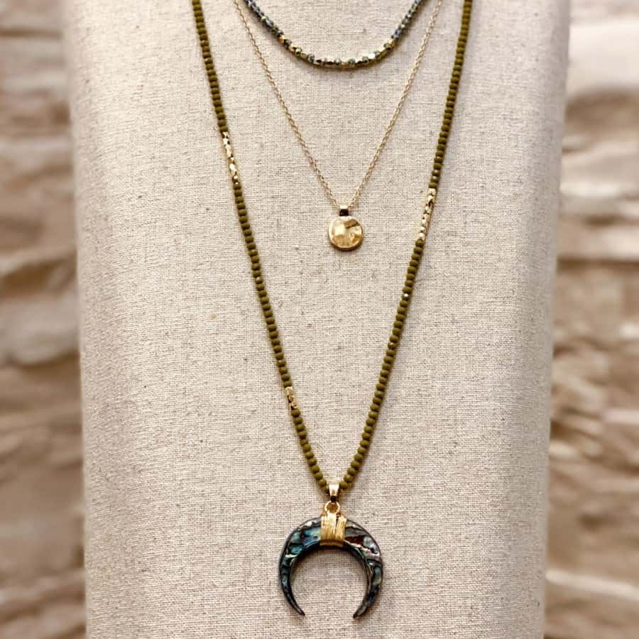 Mehrreihige Halskette mit schwarzen Glasperlen und Horn - MARACAY Halsketten KOOMPLIMENTS