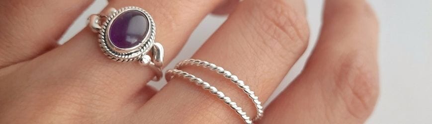 Ringe mit Steinen, Perlen und besonderen Materialien