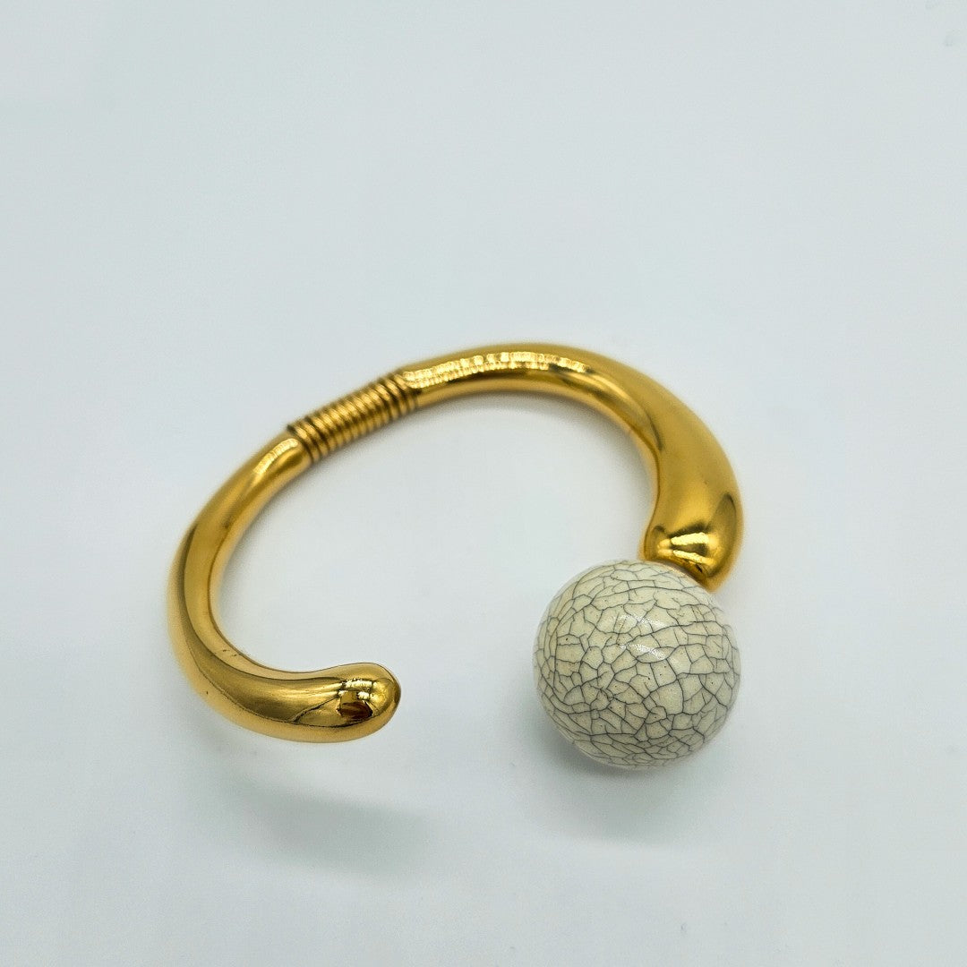 Gold Armreif mit Kugel | KOOMPLIMENTS