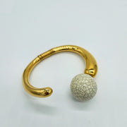 Gold Armreif mit Kugel | KOOMPLIMENTS