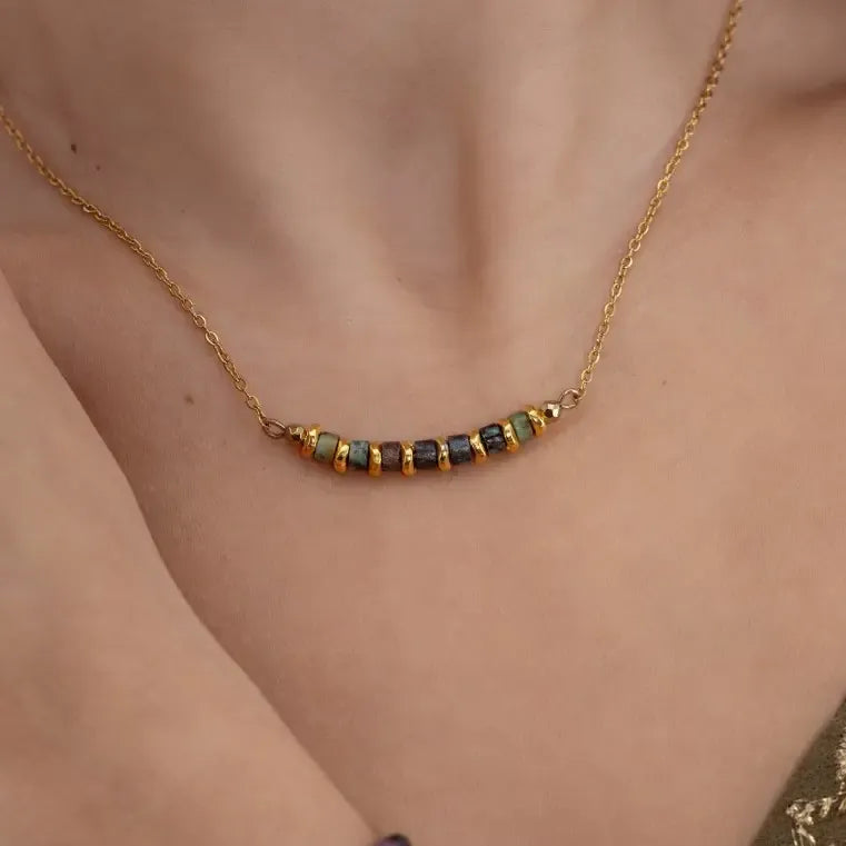 Feine Kette mit grünen Natursteinen | KOOMPLIMENTS