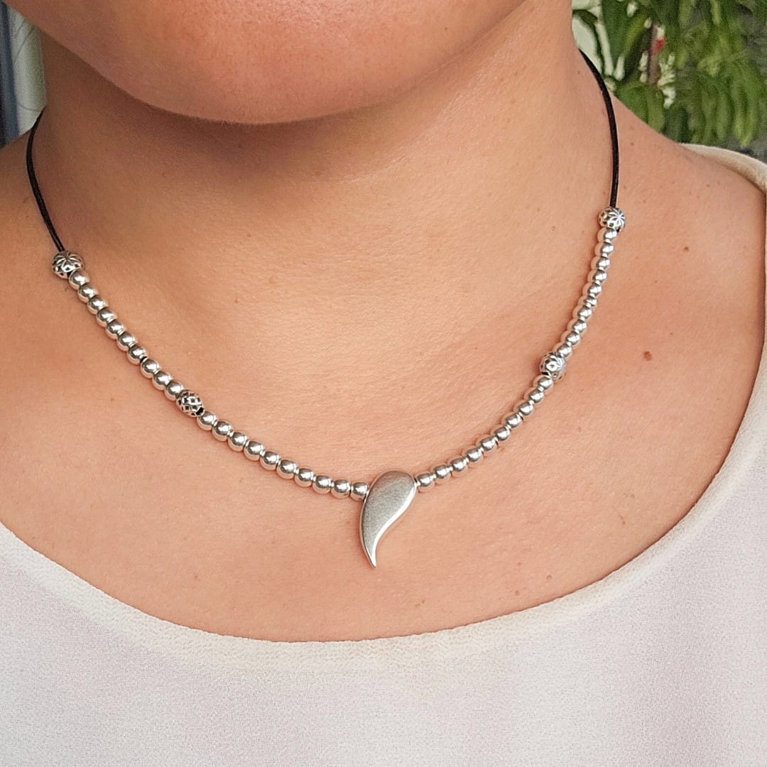 Kurze Kette mit Silberperlen | KOOMPLIMENTS