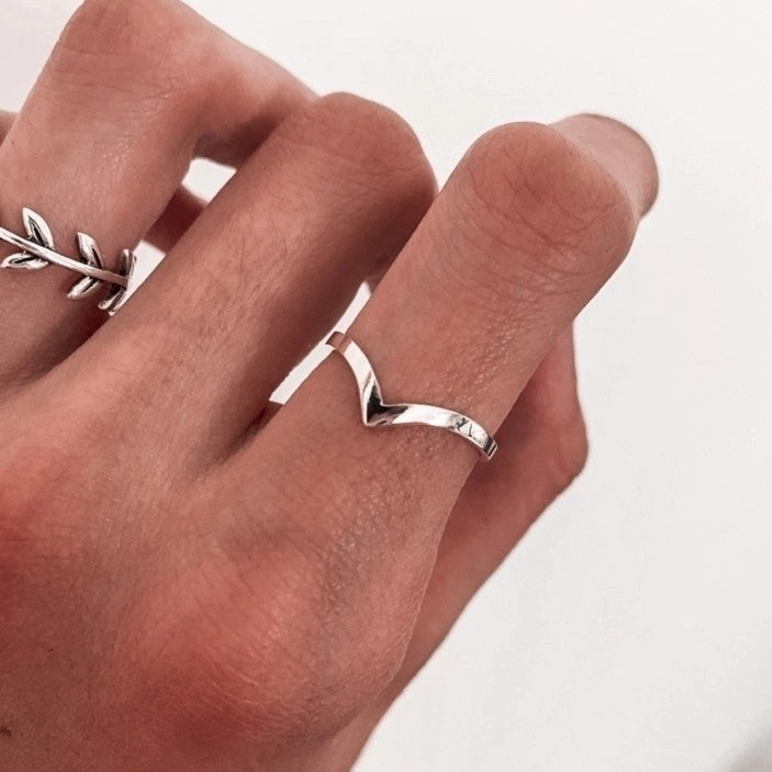 Minimalistischer Statement Silberring in V-Form | KOOMPLIMENTS