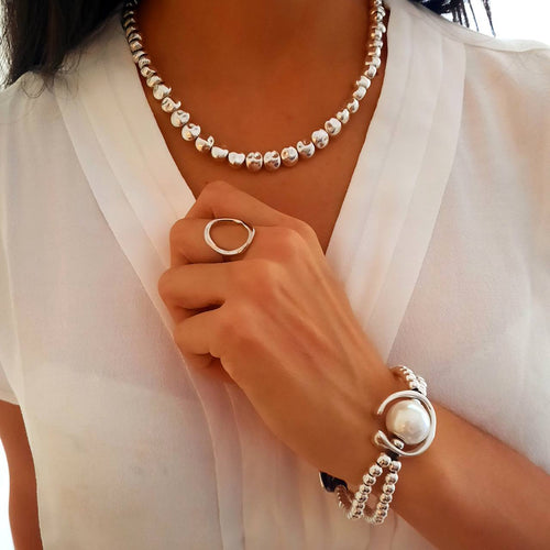 Halsketten und Armbändern mit silbernen Kugeln