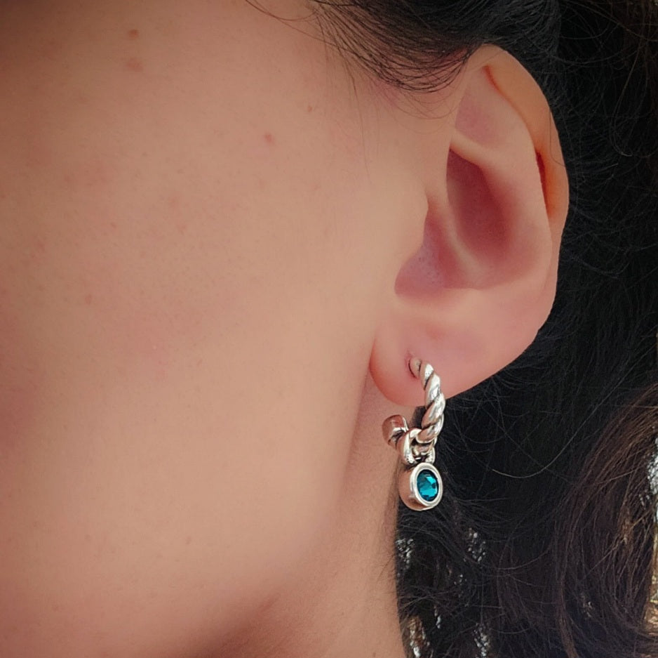Silberohrringe Creolen mit Swarovski-Kristall in Türkis | Spanien Schmuck | KOOMPLIMENTS