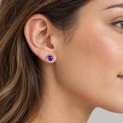 Amethyst Ohrstecker 7 mm aus 925 Silber am Ohr getragen