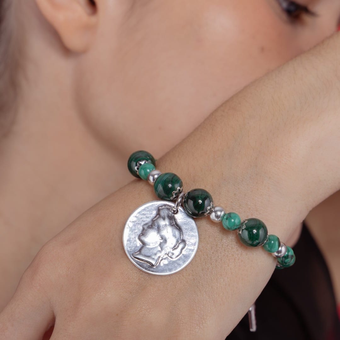 Armband aus Malachitperlen mit zentralem Medaillon - Goddess Armband KOOMPLIMENTS