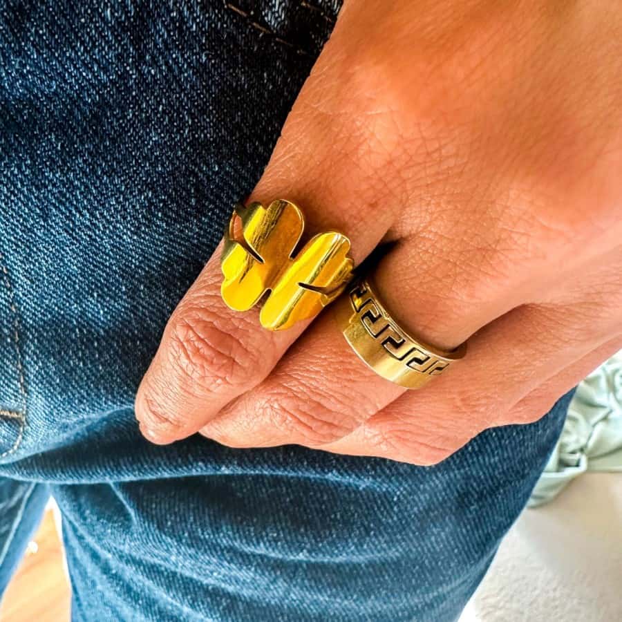 Breiter Gold Ring mit Glücksklee Ringe KOOMPLIMENTS