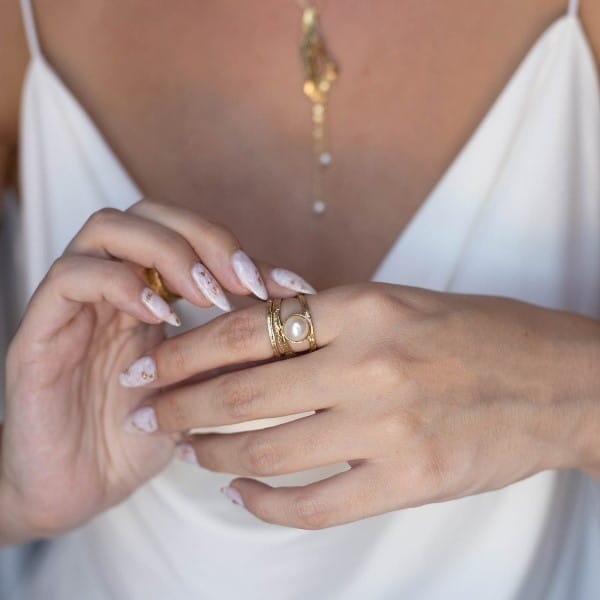 Breiter Ring mit Perle - White Pearl Ringe KOOMPLIMENTS