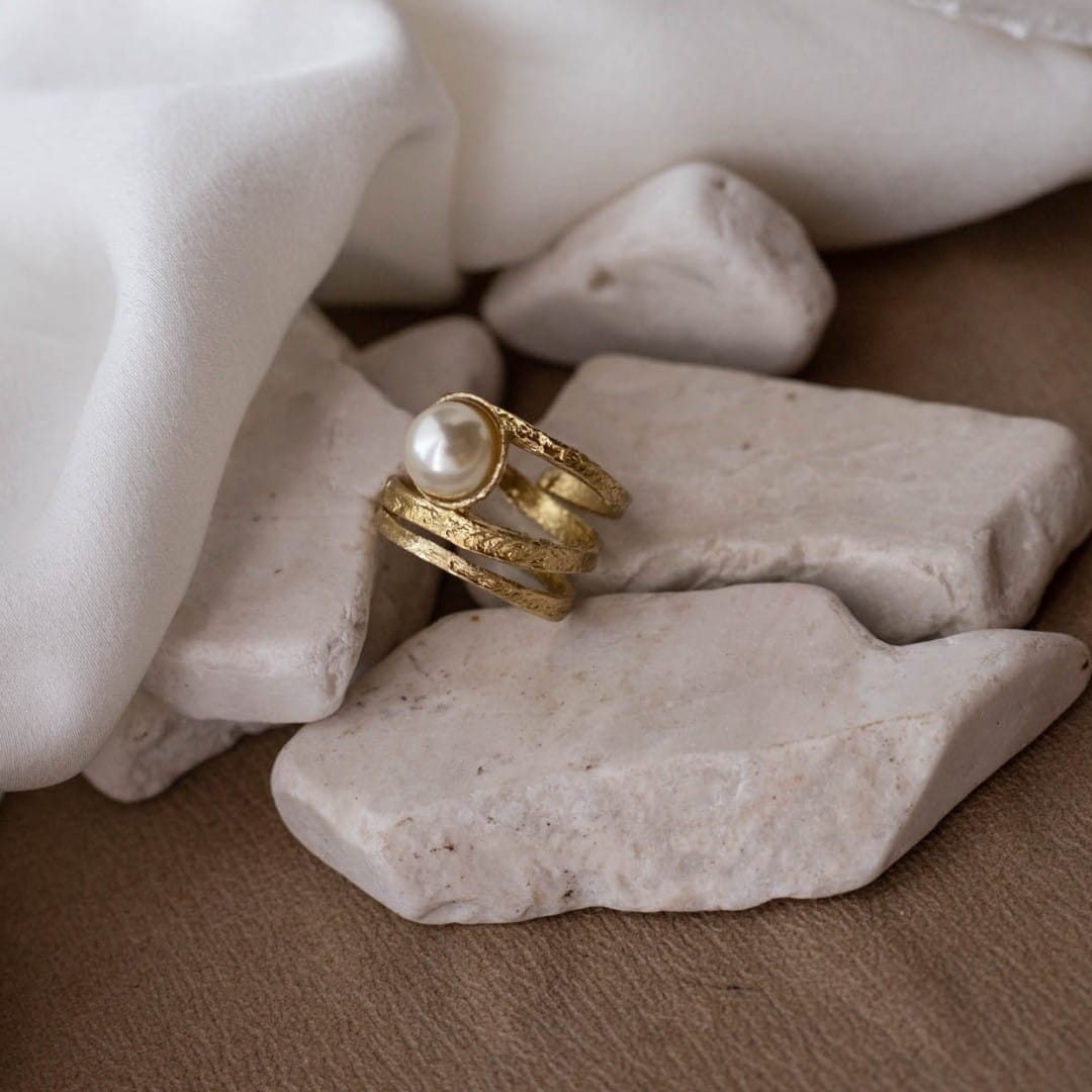 Breiter Ring mit Perle - White Pearl Ringe KOOMPLIMENTS
