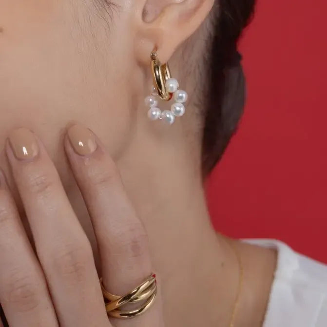 Gold Creolen mit Weisseperlen | KOOMPLIMENTS