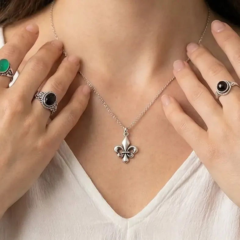 Edelstahl Halskette mit Lilie - Fleur de Lys Halsketten KOOMPLIMENTS