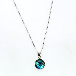 Fine chaîne en argent avec un petit pendentif en abalone