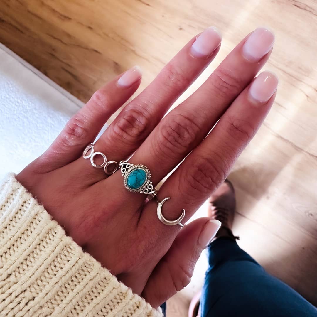 Feiner Ring aus Silber mit türkisfarbenem Edelstein - Prana Ringe KOOMPLIMENTS