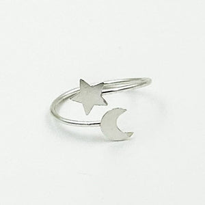 Bague en argent délicate avec lune et étoile