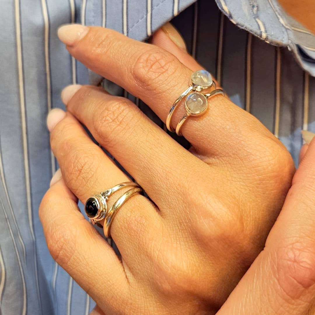 Feiner Silberring mit rundem Mondstein KOOMPLIMENTS