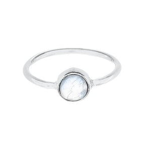 Anillo de plata fino con piedra de luna redonda
