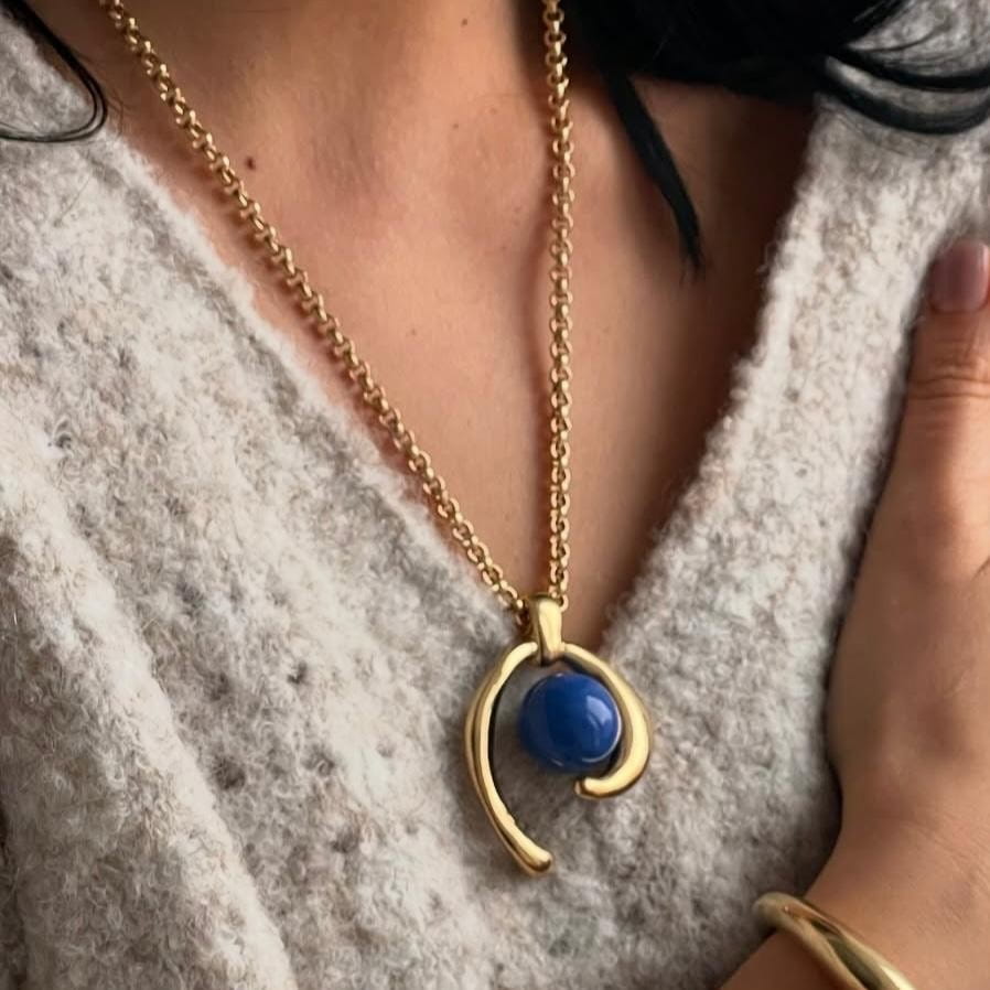 Gold lange Halskette mit Kugel | Schmuck aus Spanien | KOOMPLIMENTS