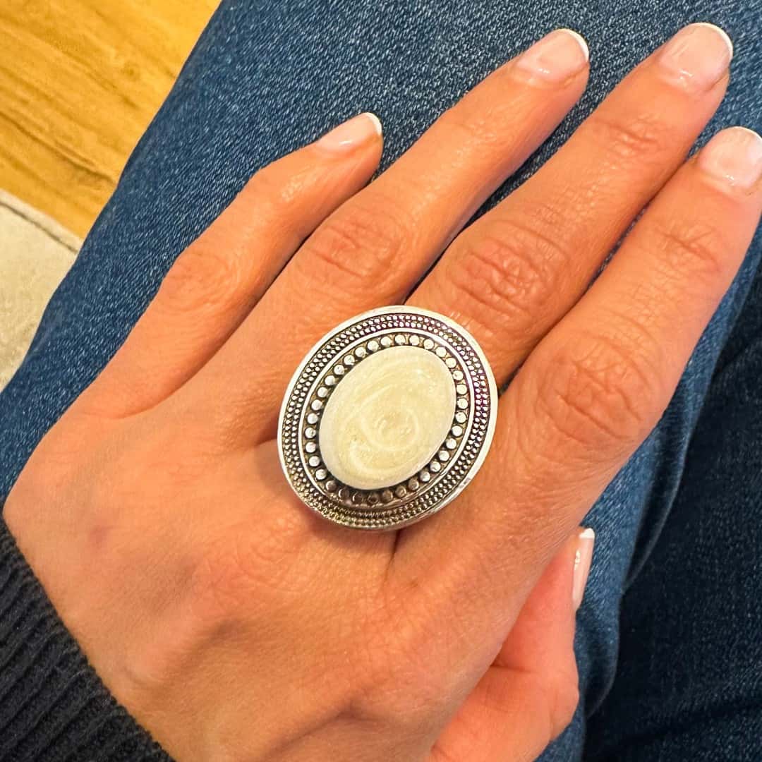 Grosser ovaler Ring mit Perle beigefarben oval - BORA Ringe KOOMPLIMENTS
