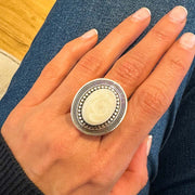 Grosser ovaler Ring mit Perle beigefarben oval - BORA Ringe KOOMPLIMENTS