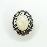 Grosser ovaler Ring mit Perle beigefarben oval - BORA Ringe KOOMPLIMENTS