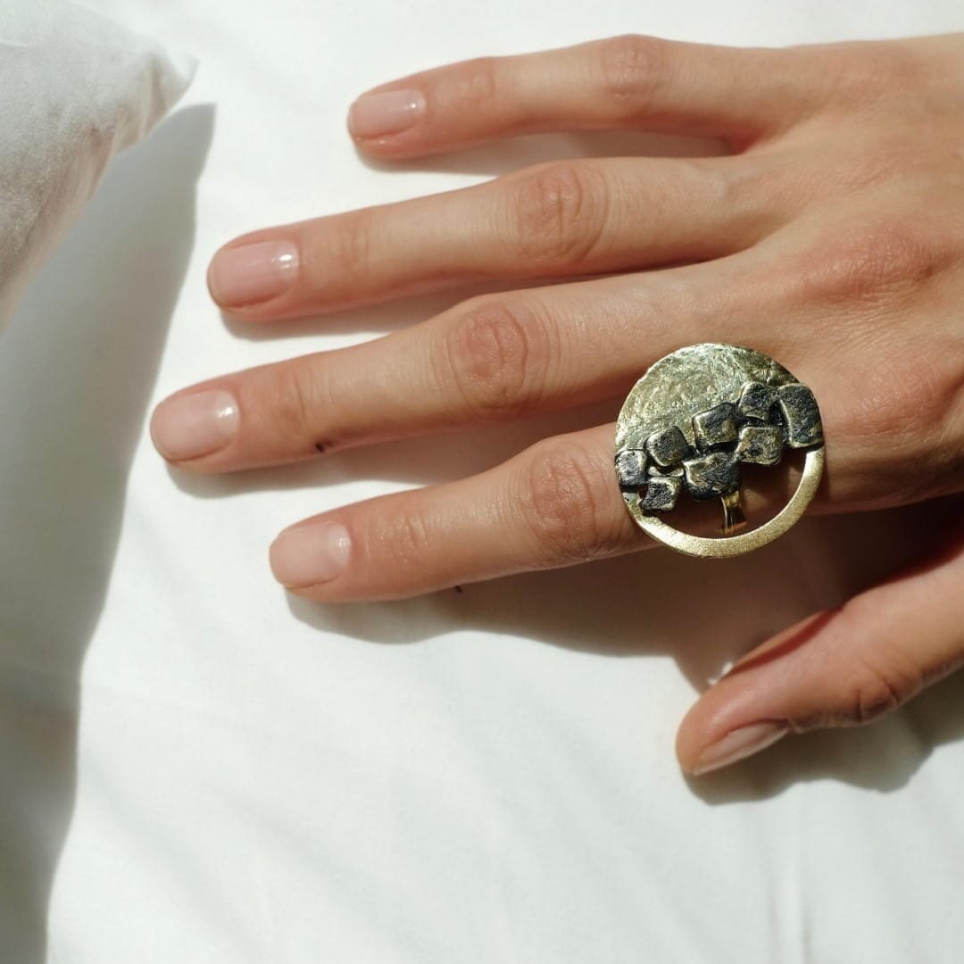 Grosser Ring mit Kreis - HALFMOON Halsketten KOOMPLIMENTS