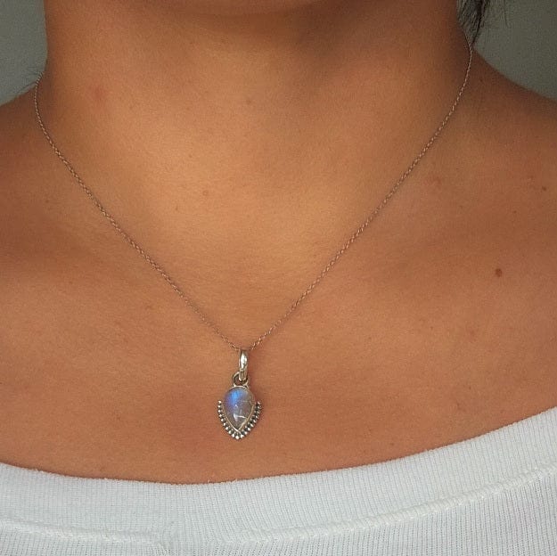 Halskette aus Silber mit Mondstein Anhänger - Jaipur Halsketten KOOMPLIMENTS