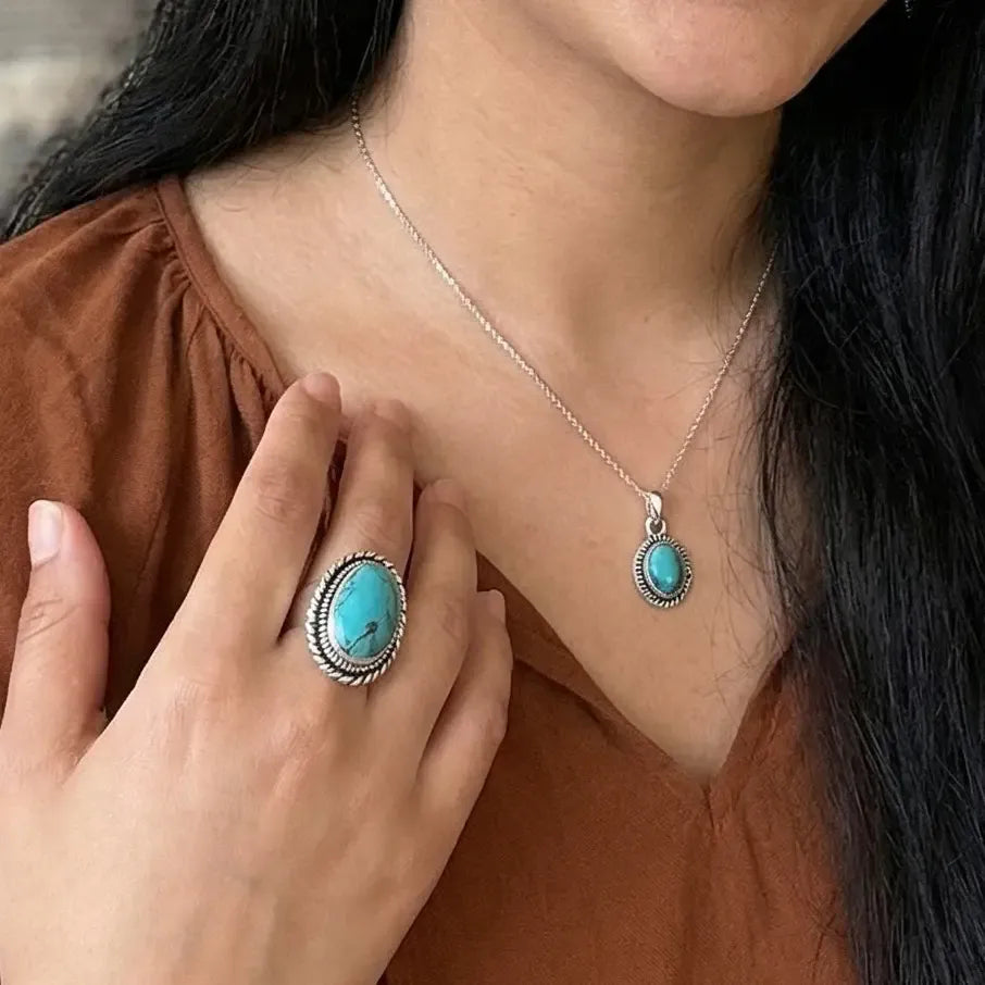 Halsketten-Anhänger aus Silber mit türkisfarbenem Edelstein -  Prana Halsketten KOOMPLIMENTS