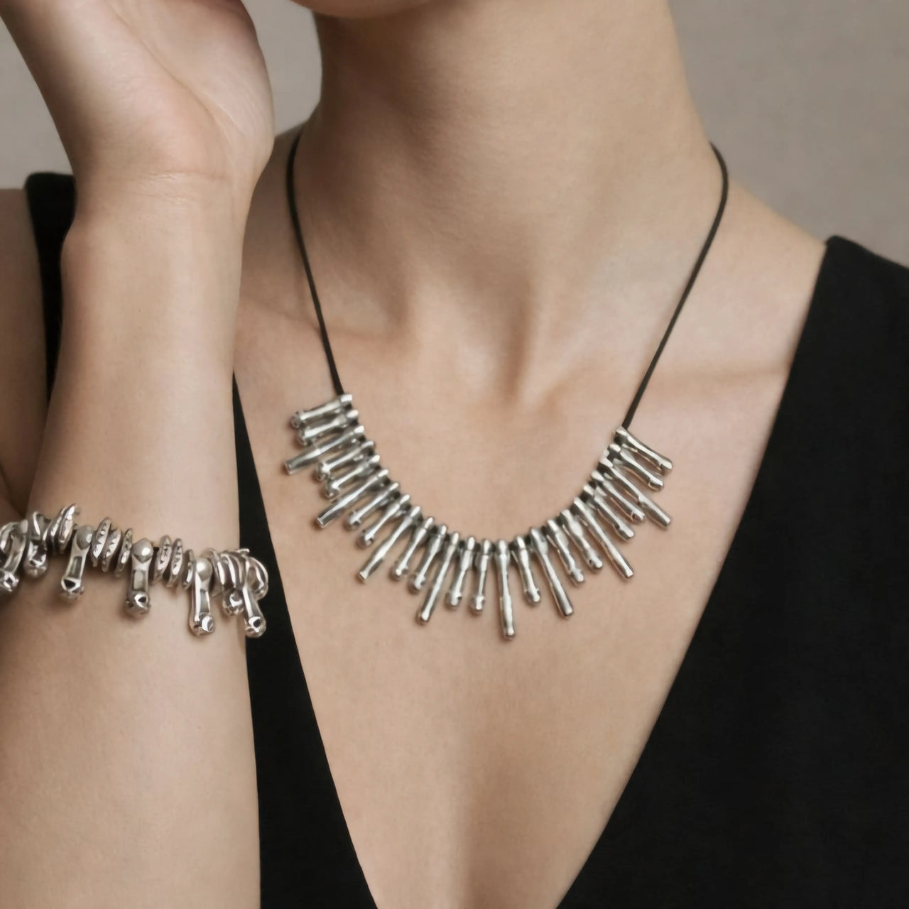 Kurze Halskette mit langen Anhängern - STALAKTITEN Collares KOOMPLIMENTS