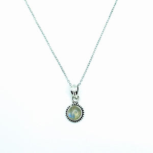 Short necklace with a round moonstone pendant