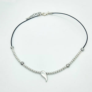 Collier court en cuir avec perles plaquées argent - ELEA