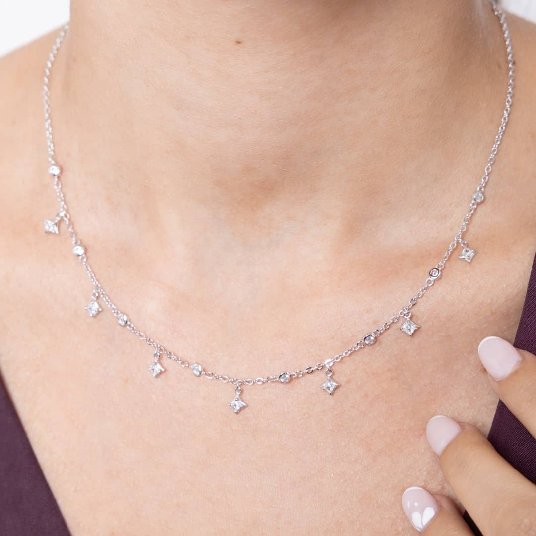Kurze Silberkette mit glänzenden Zirkonia-Anhängern - INDIGO Halsketten KOOMPLIMENTS