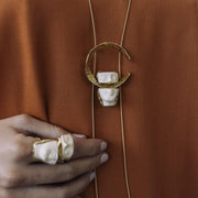 Lange Halskette mit weissem Anhänger mit Gesicht Halsketten KOOMPLIMENTS