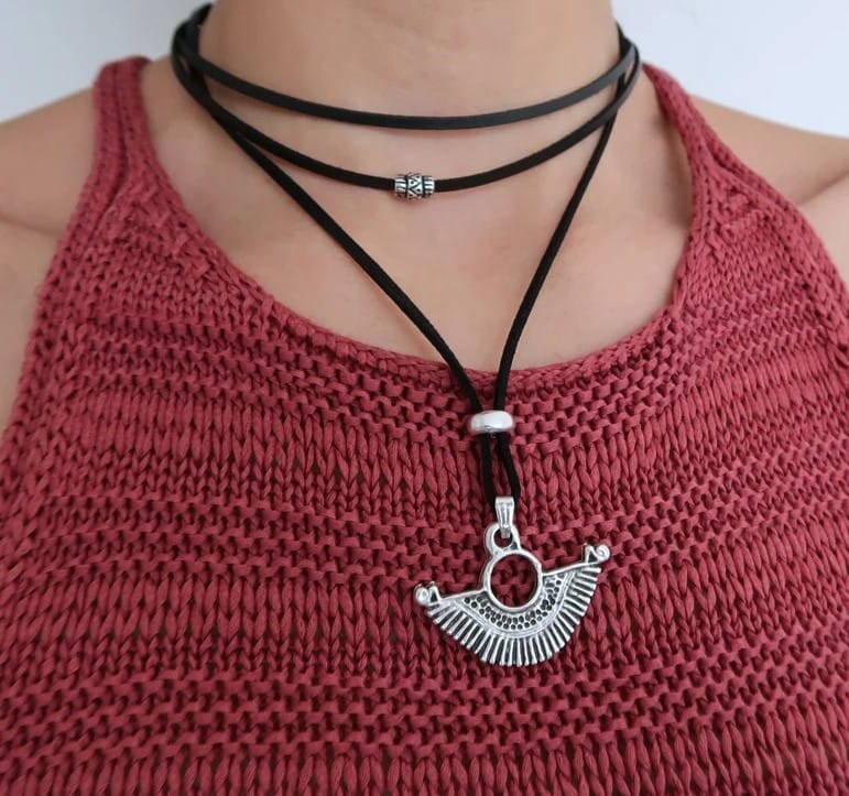 Leder Wickelhalsband mit Halbkreisanhänger - Halsketten KOOMPLIMENTS