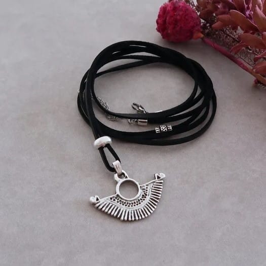 Leder Wickelhalsband mit Halbkreisanhänger - Halsketten KOOMPLIMENTS