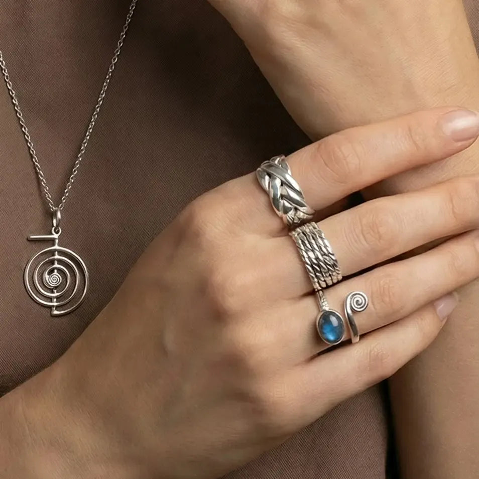 Offener Ring mit Mondstein und Spirale Ringe KOOMPLIMENTS