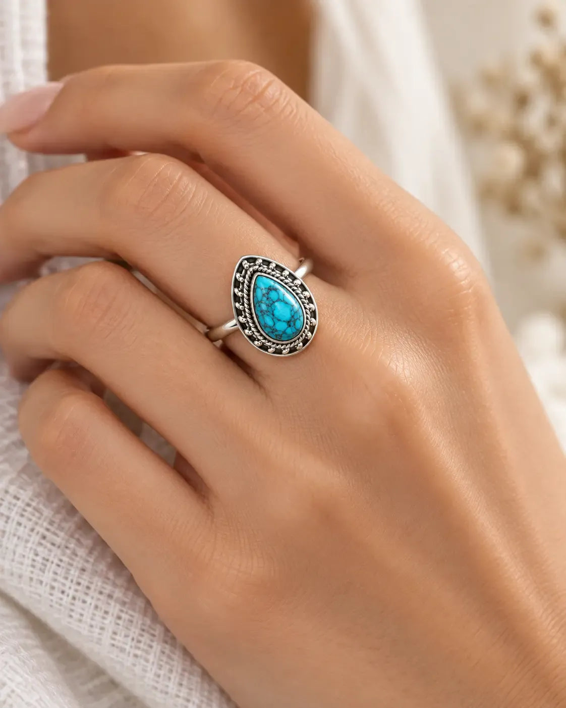 Ring mit türkisfarbenem Stein in Tropfenform KOOMPLIMENTS