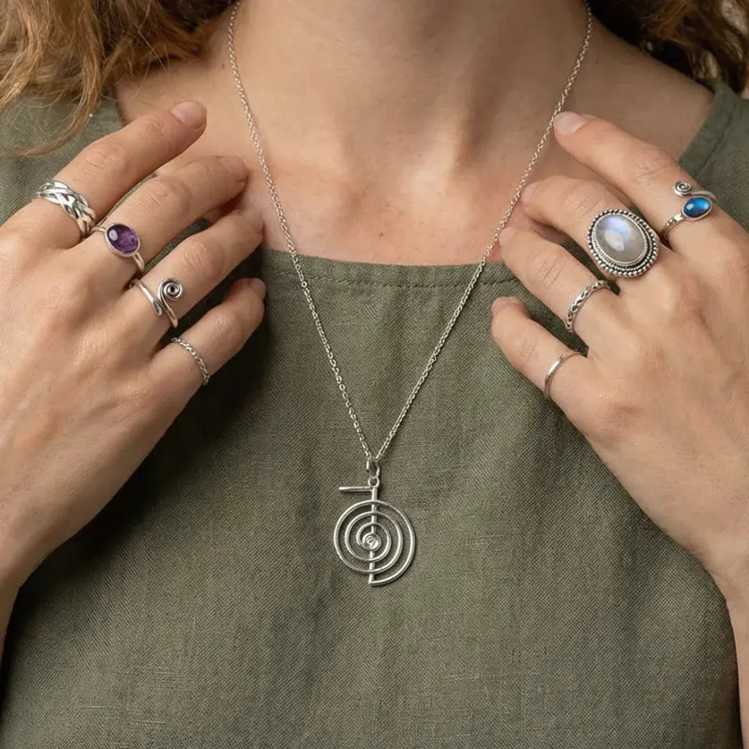 Silberhalskette mit energetischem Reiki-Symbol Halsketten KOOMPLIMENTS
