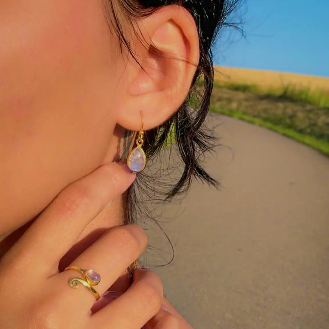 Tränen-Ohrringe aus vergoldetem 925 Silber mit Mondstein - GISELA Ohrringe KOOMPLIMENTS