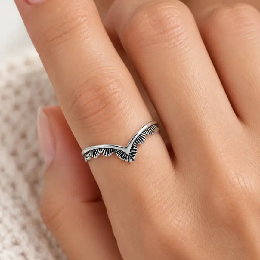 V-Ring aus Silber mit filigranem Muster Ringe KOOMPLIMENTS